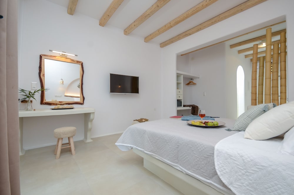 Naxos Nature Suites 7/39