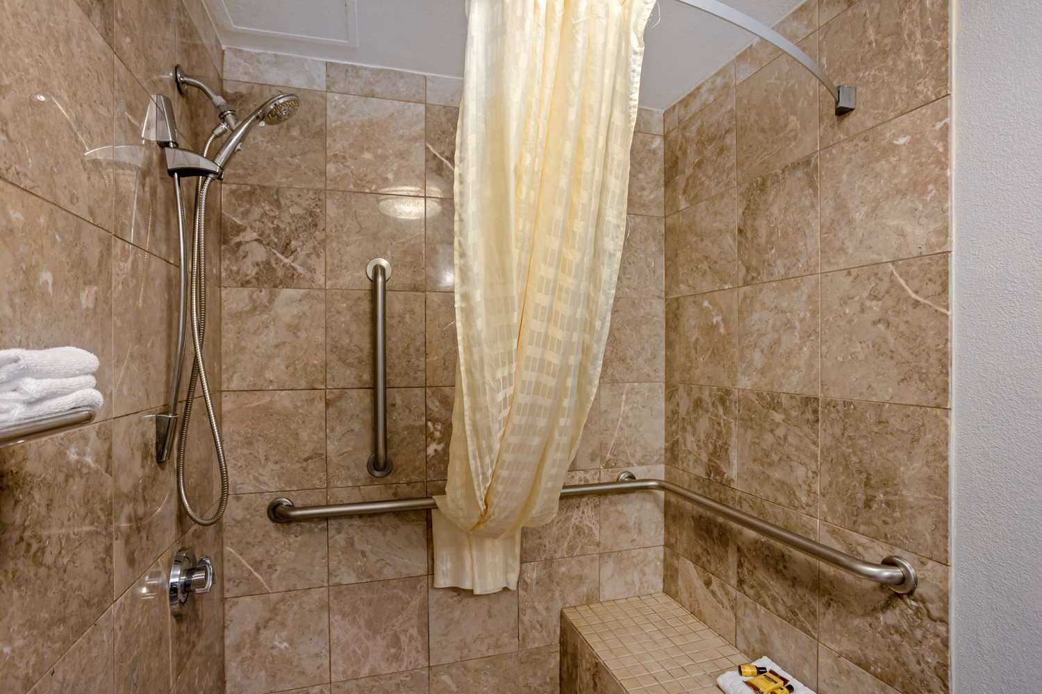 Room, Queen Bed, Sofa, Accessible, Best Western Plus Reading Inn & Suites 3/3