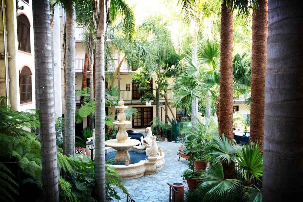 Buena Park Grand Hotel and Suites 32/75