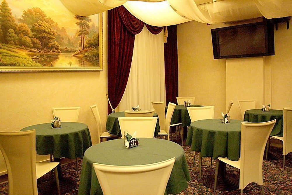 Monte Kristo Hotel 89/95