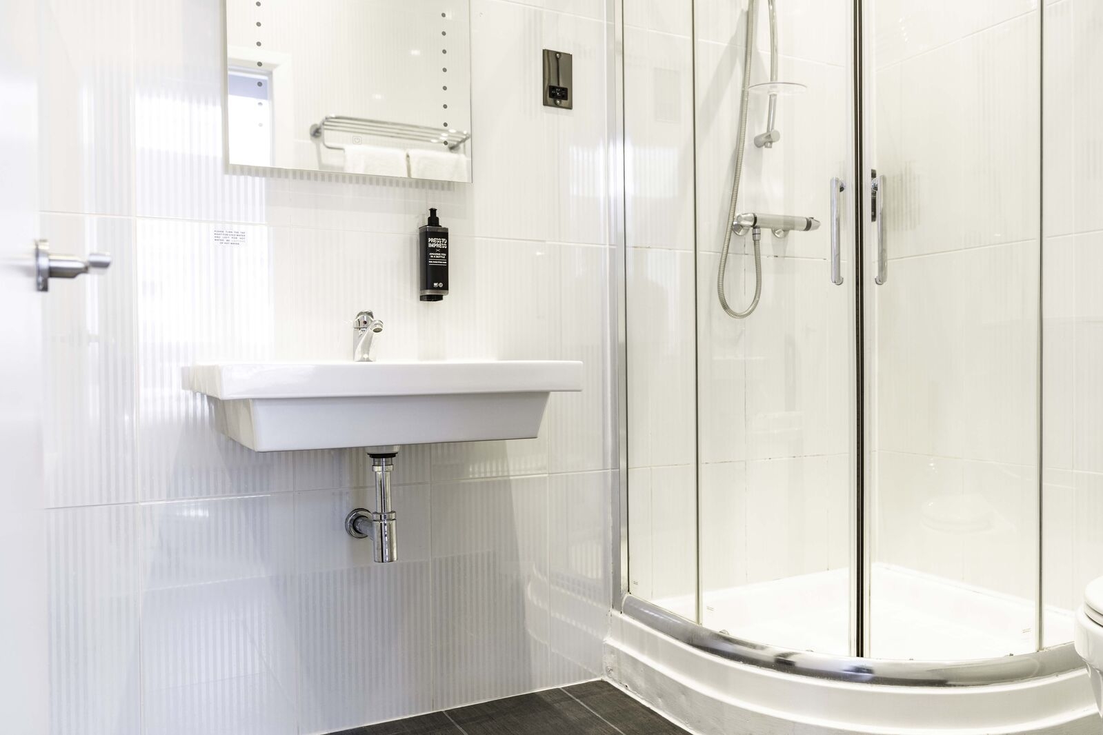 غرفة سوبيريور بأسرّة بطابقين، Heeton Concept Hotel - Kensington London 3/3