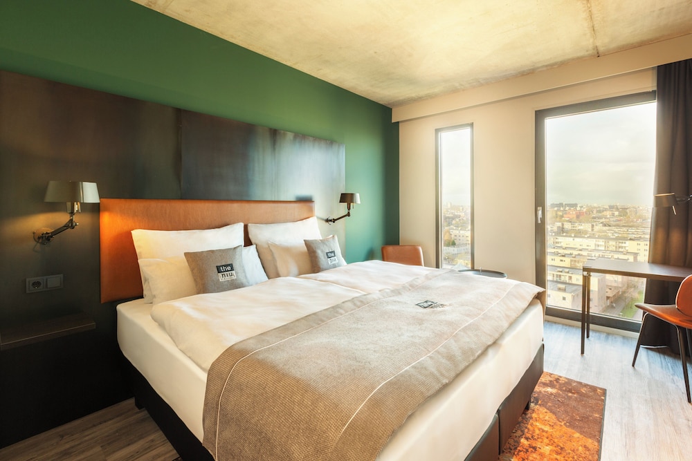 STANDARD, QUEEN BED
