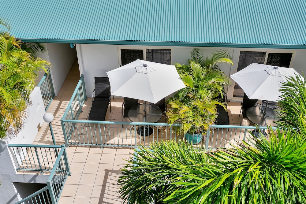 Beachfront Apartments On Trinity Beach 40/50