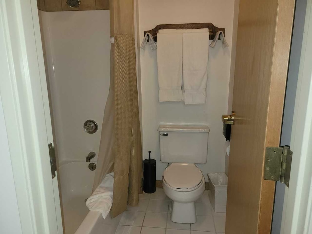 Brook Pointe Inn 50/53