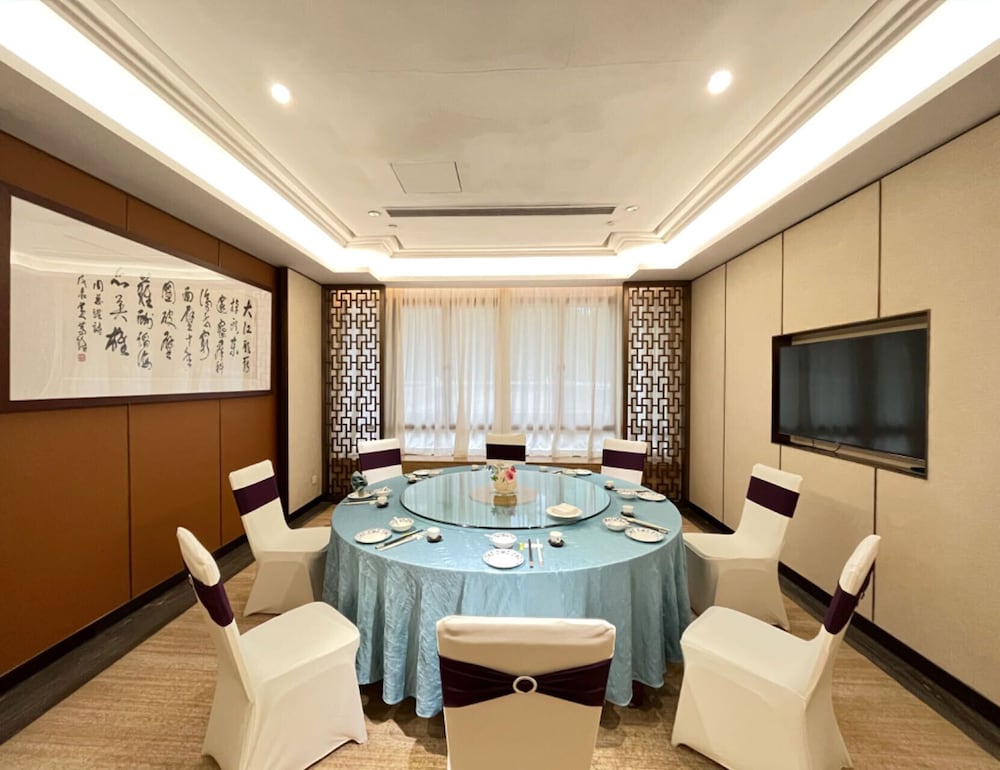 Guangdong Hotel (Sun Yat-sen Memorial Hall Station) 64/73