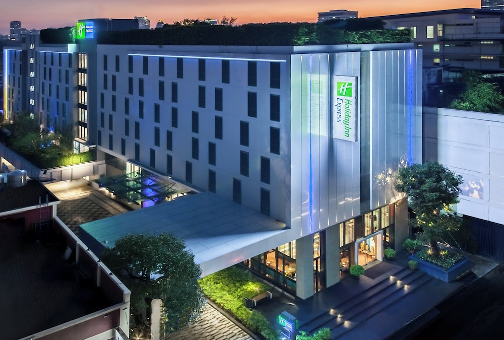 Holiday Inn Express Bangkok Soi Soonvijai in BANGKOK