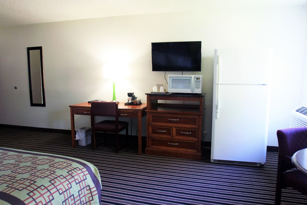 Super 8 by Wyndham South Boston VA 22/31