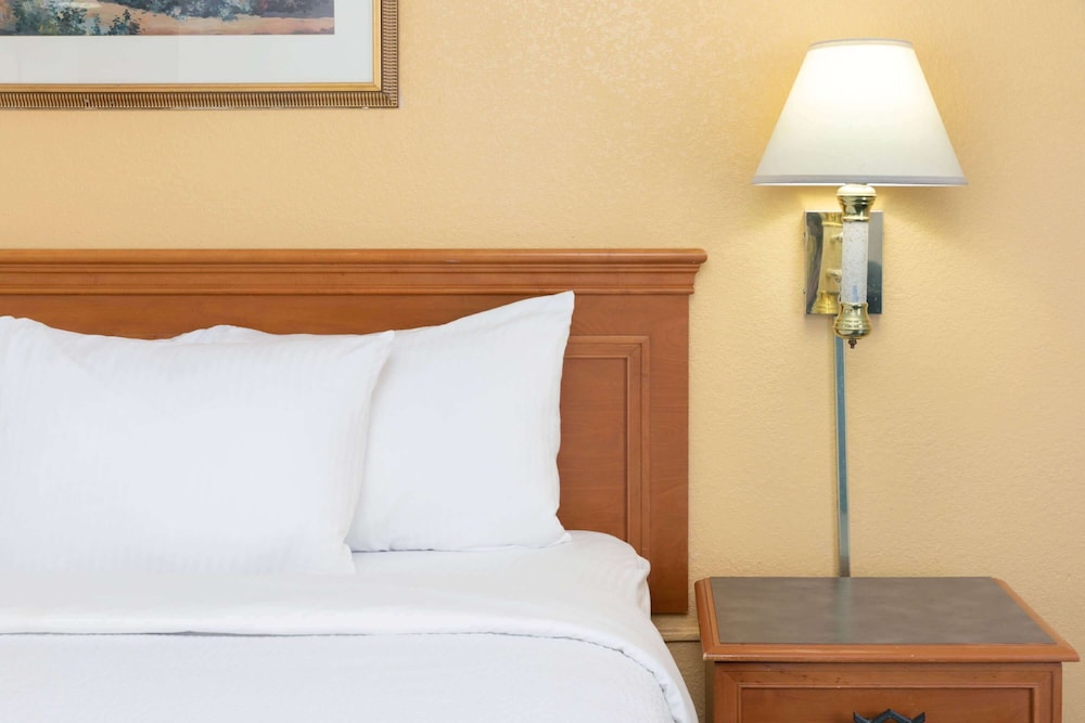 Super 8 by Wyndham Savannah 27/51