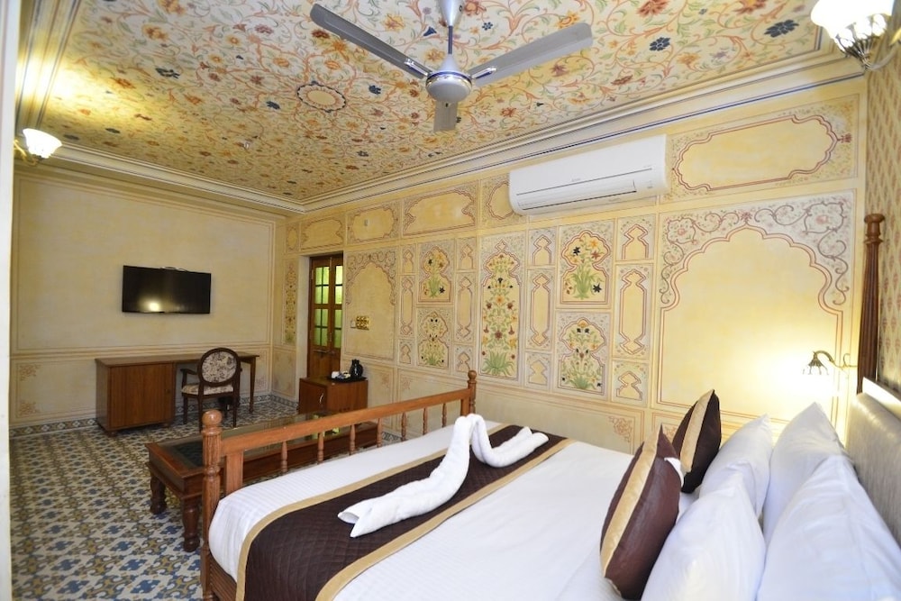 TRADITIONAL, QUEEN BED
