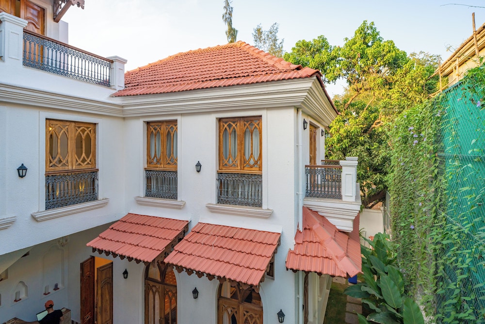 ELIVAAS 4 BHK with Pvt Pool and Media Room Samukha 8/55