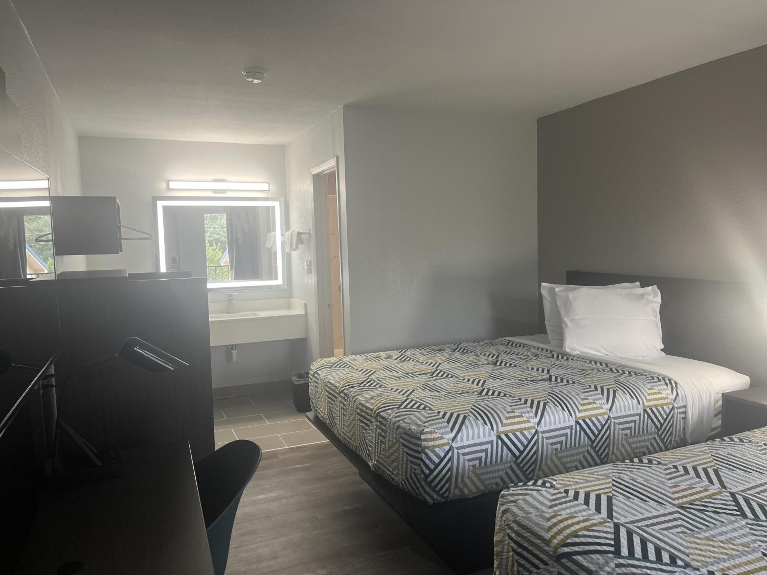 2 Queen Beds Non-Smoking, Micfridge، Motel6 Mccomb Ms 12/16