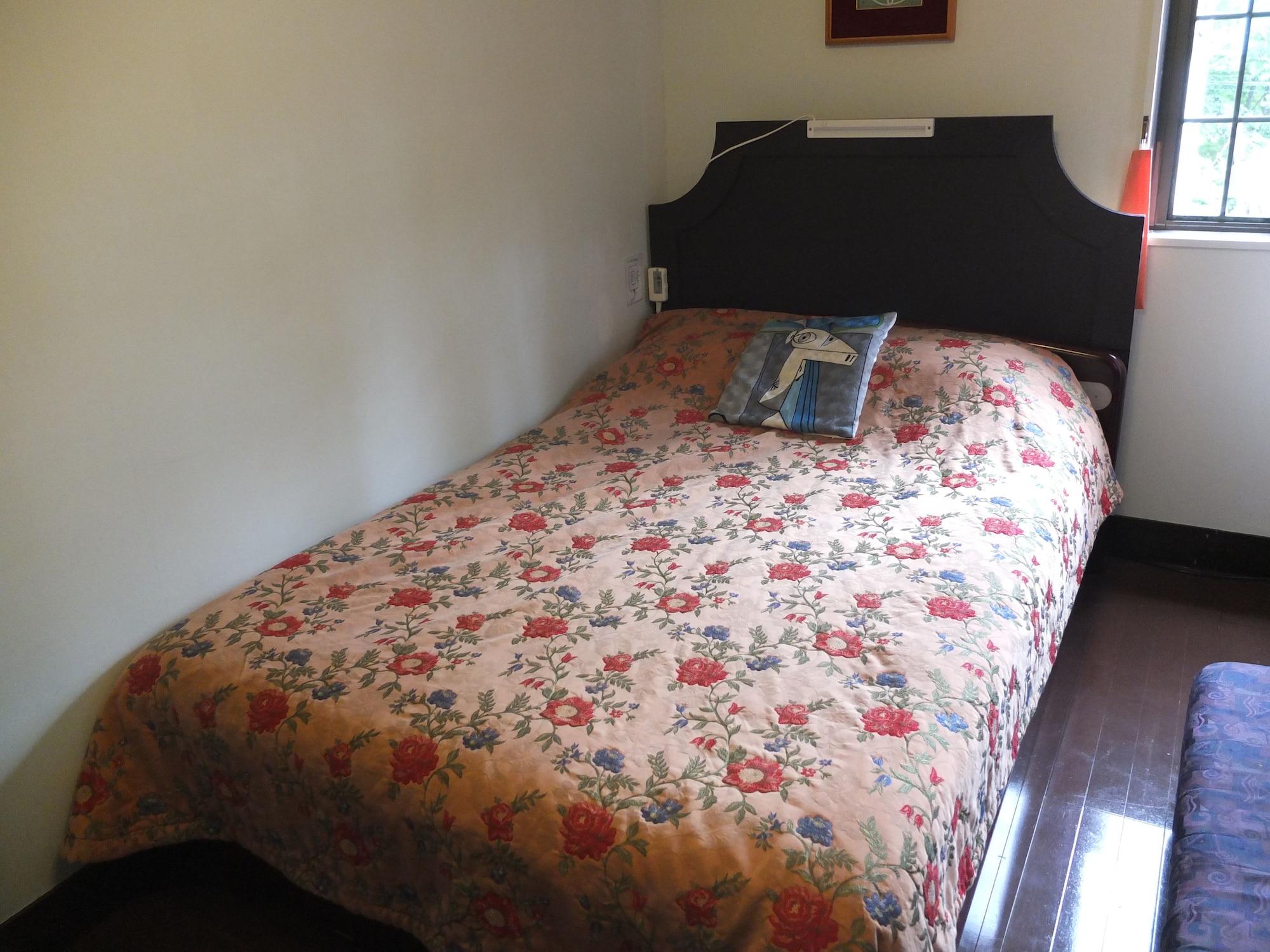 ROOM, SINGLE