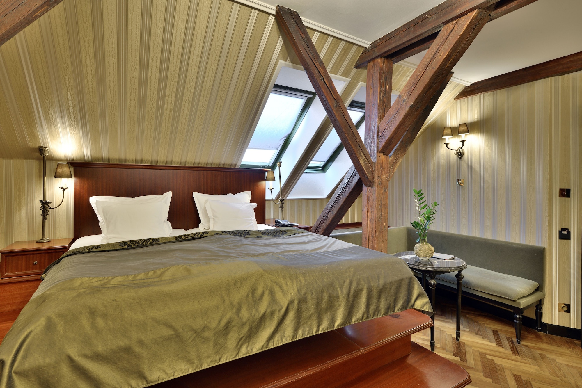 Boutique, Queen Bed, Attic
