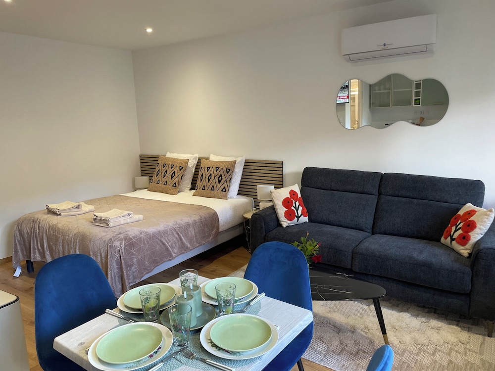 DELUXE, STUDIO, SUITE