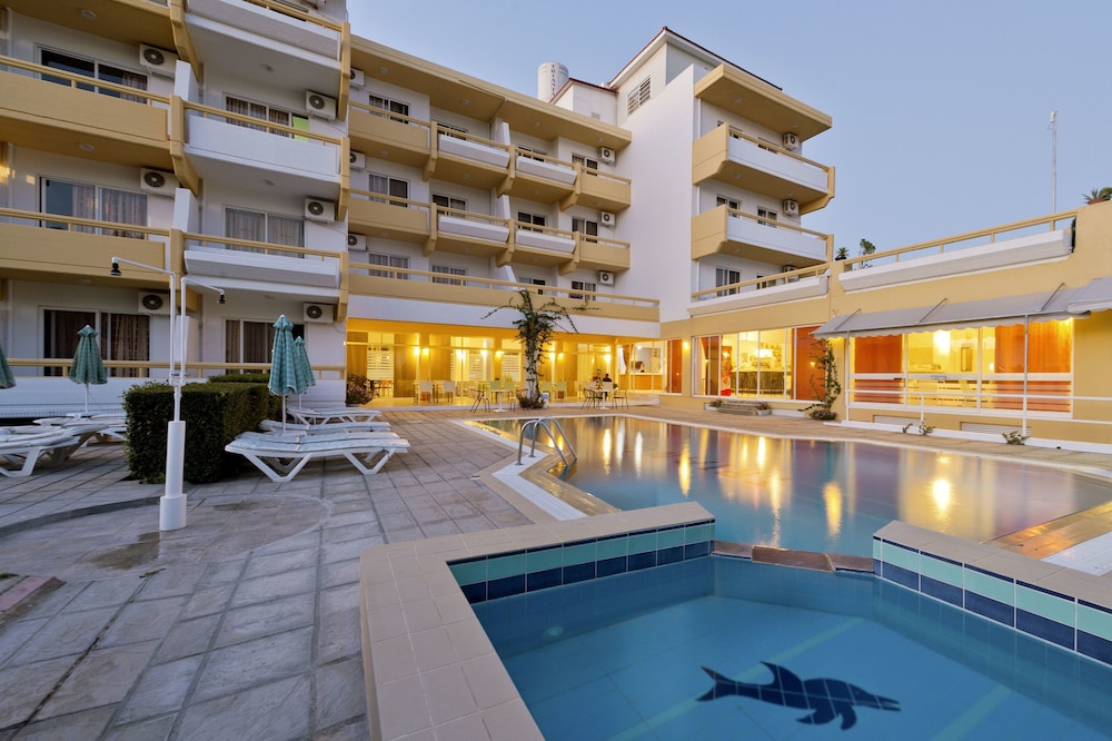 Trianta Hotel Apartments in IALYSSOS