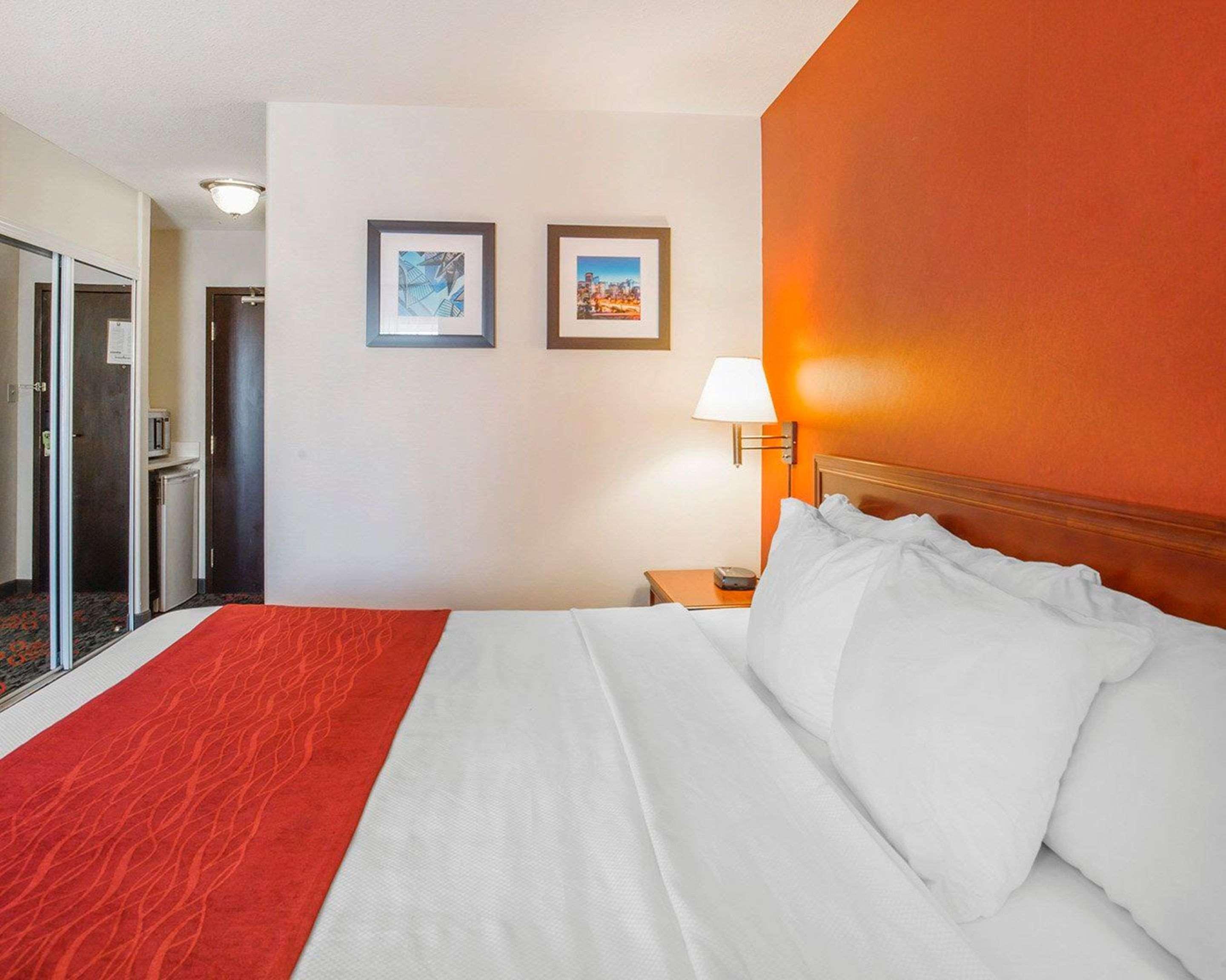 ROOM, KING BED