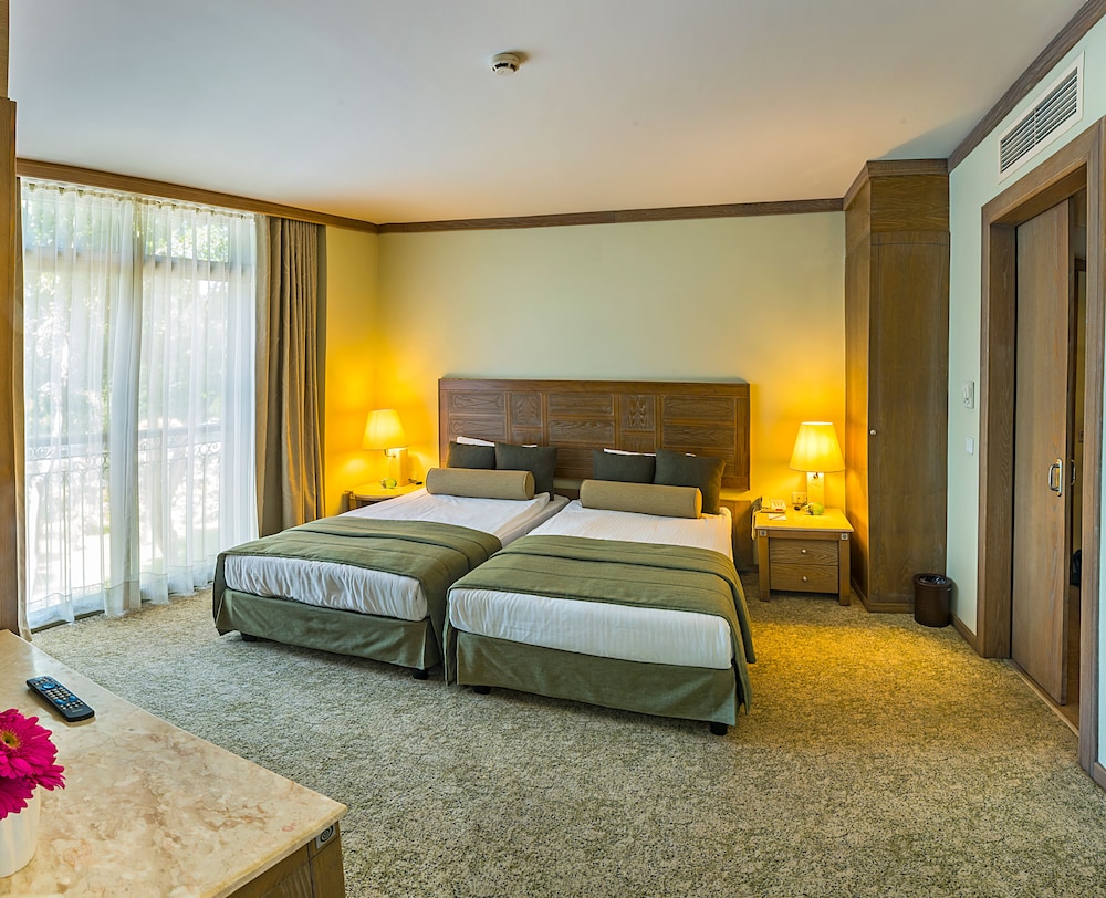 2 BEDROOMS, FAMILY SUITE