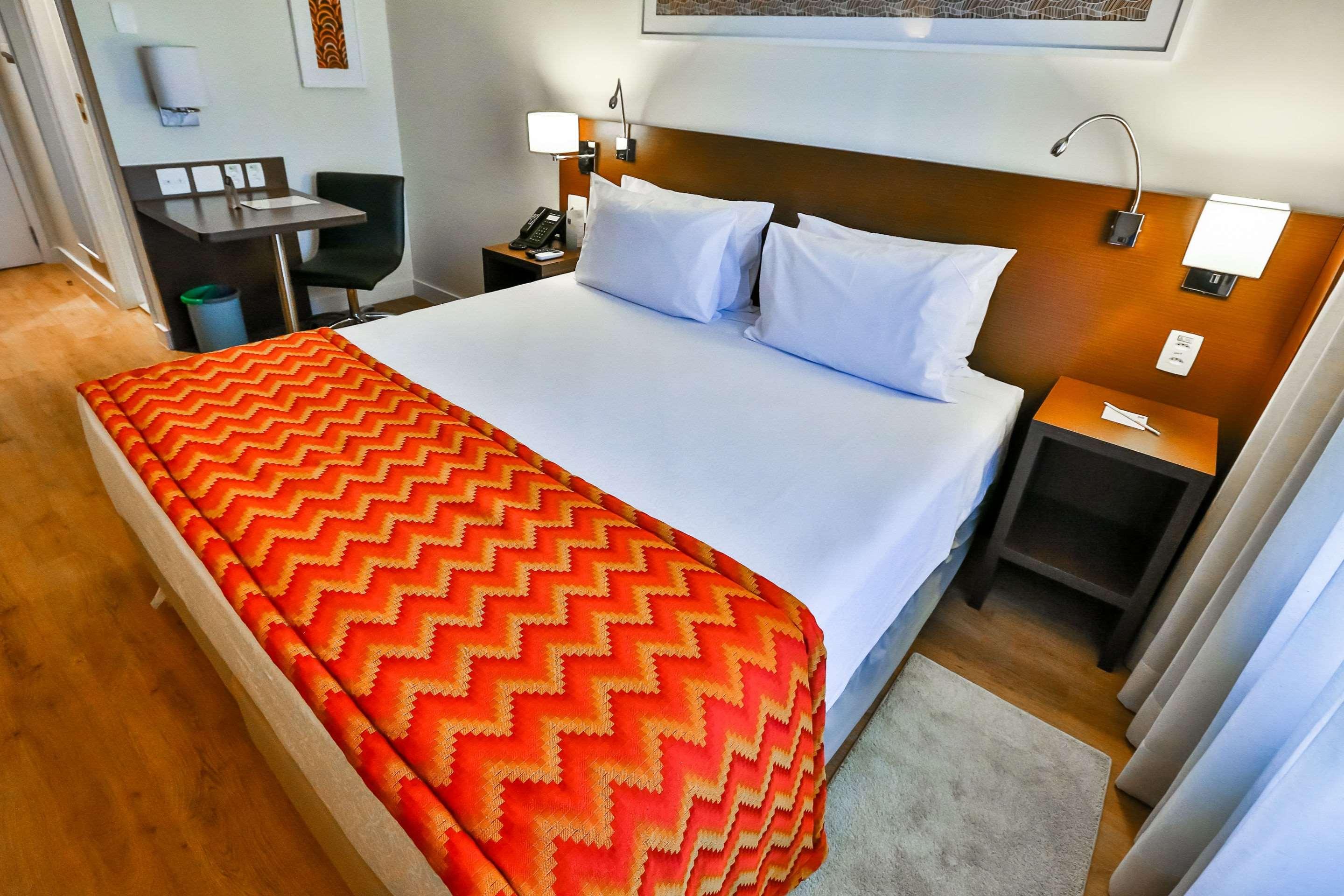 SUITE, QUEEN BED