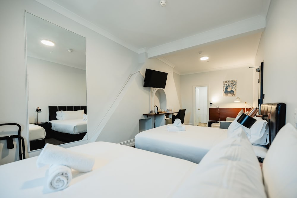 DELUXE, TWIN BEDS