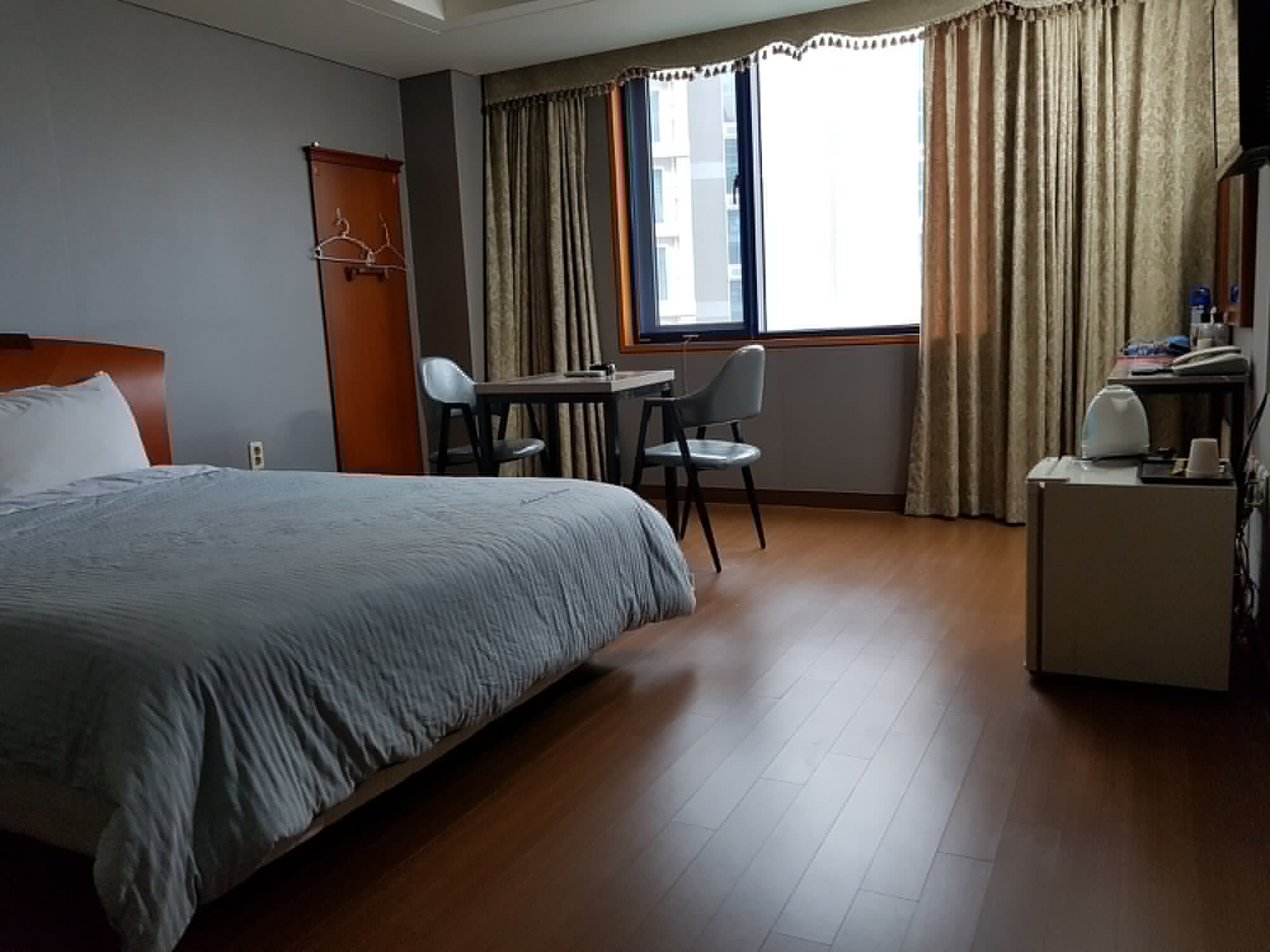 DELUXE, KING BED, SMOKING