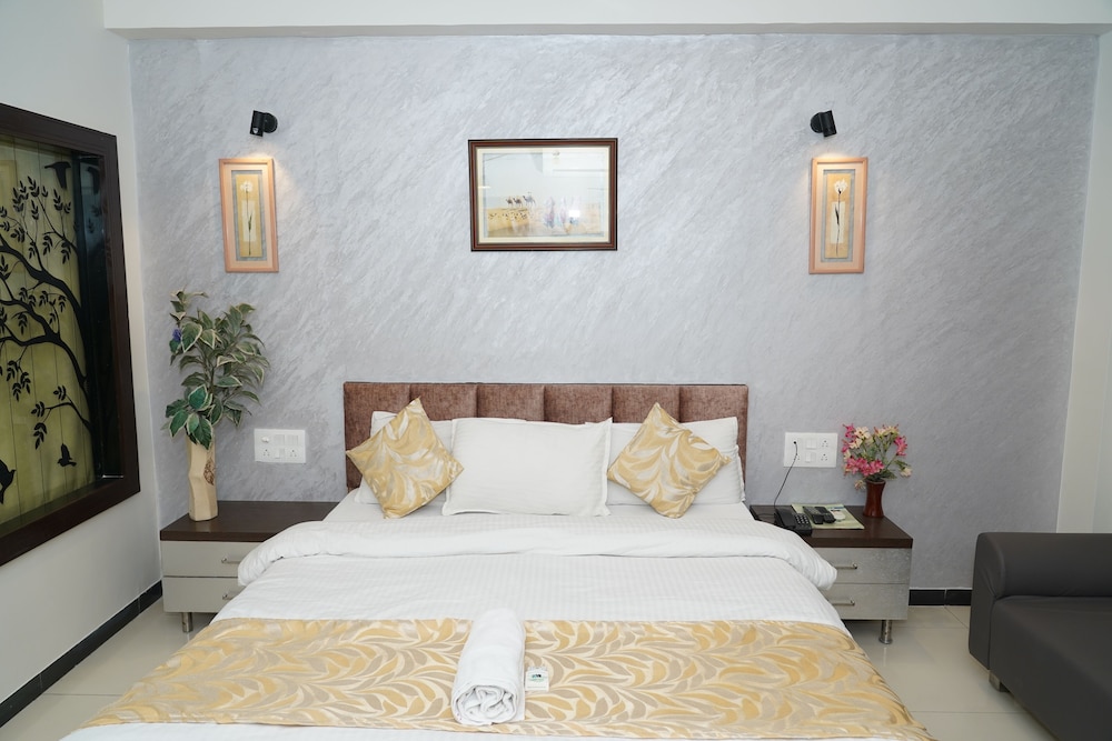 OYO Premium Paldi Cross Road 23/75