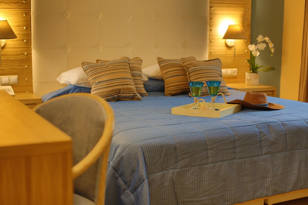 Dolphin Bay Seaside Resort & Suites 39/74