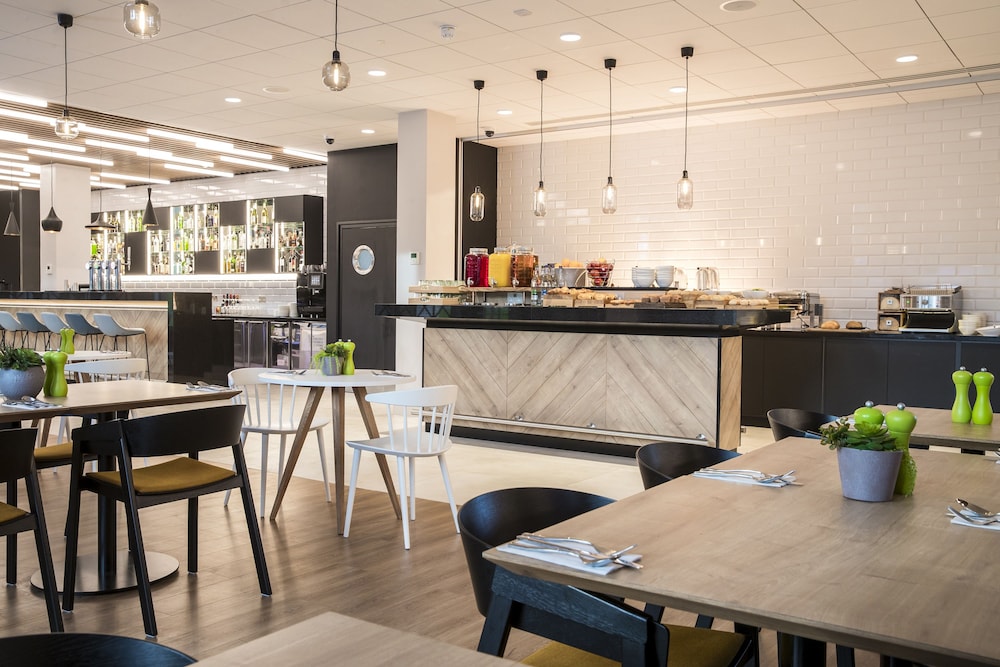 Courtyard By Marriott Edinburgh West 7/55
