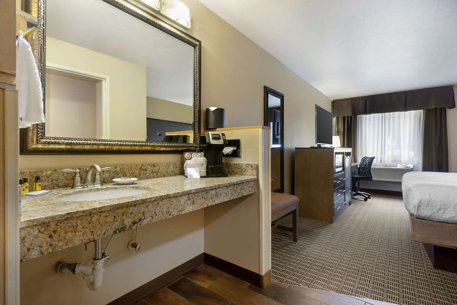 Best Western Plus Yakima Hotel 57/61