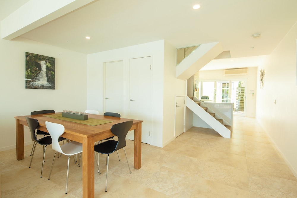 NOOSA ENTRANCE WATERFRONT RESORT 69/80