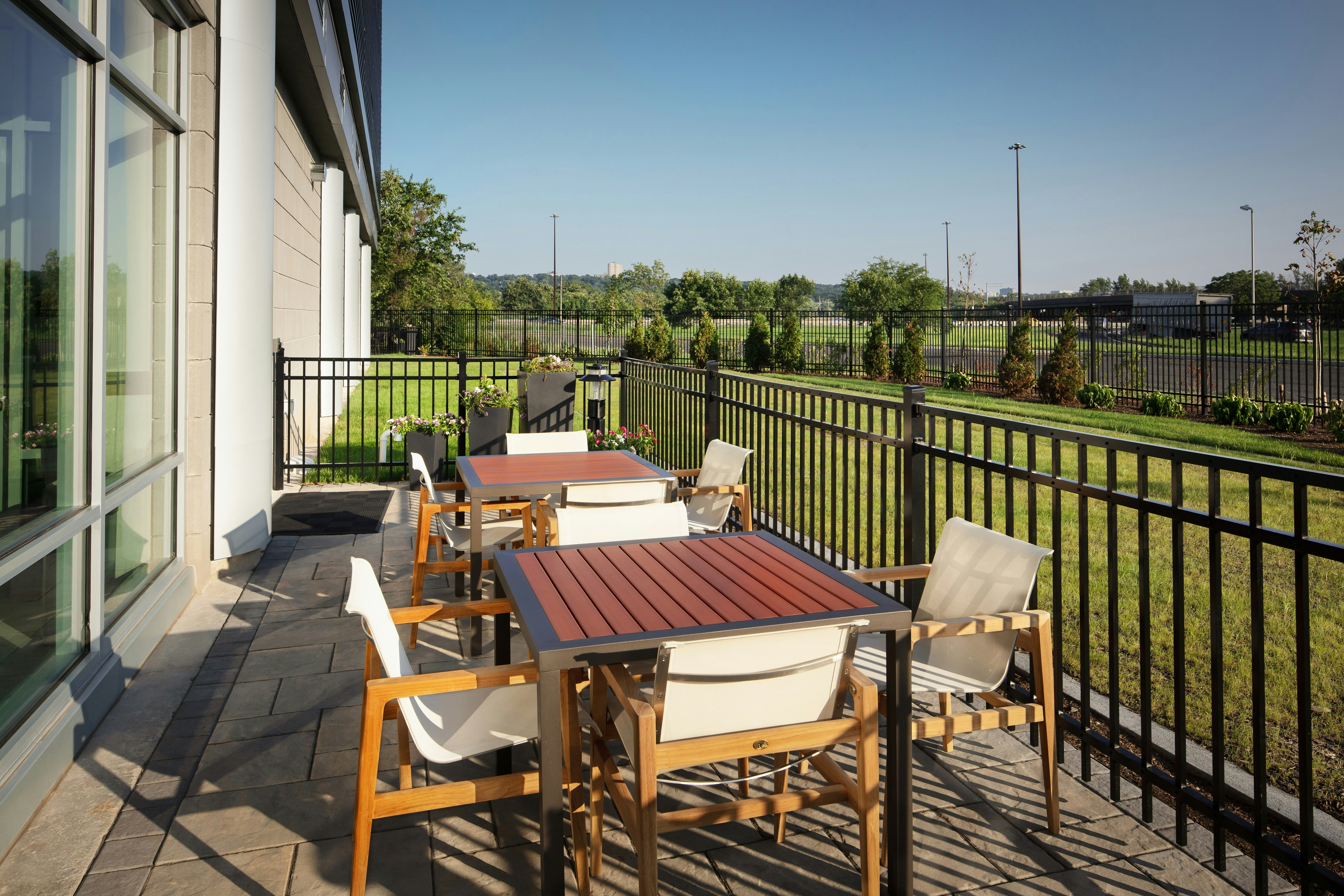 Hampton Inn and Suites Teaneck Glenpointe, NJ 40/41