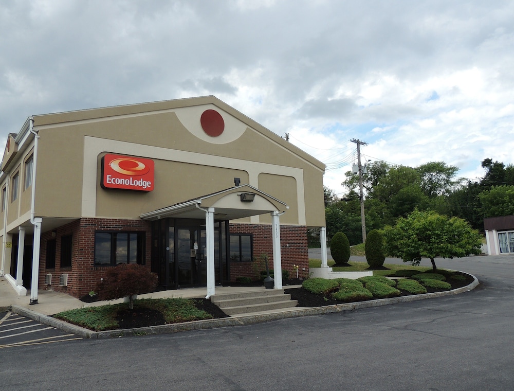 Econo Lodge Dewitt I-90 4/33