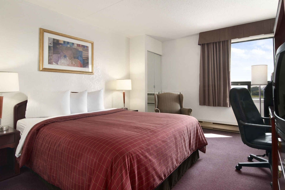 Travelodge by Wyndham Edmonton West 19/53