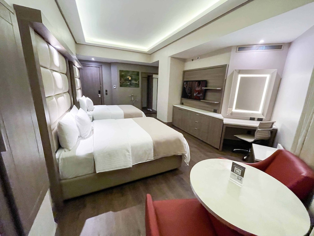LUXURY, QUEEN BED