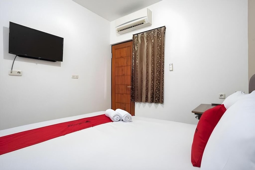 RedDoorz near Eka Hospital BSD City 11/29