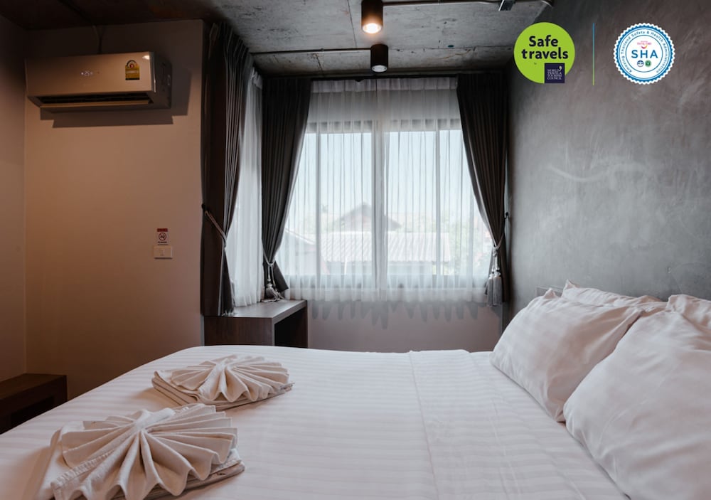 STANDARD, DOUBLE BED, CITY VIEW