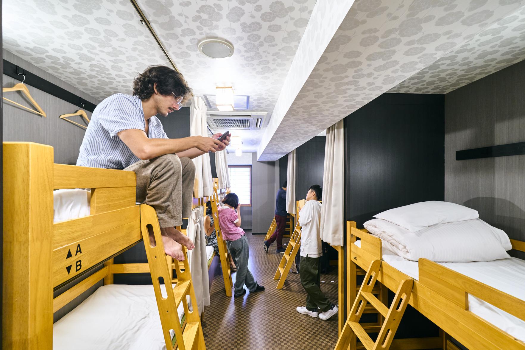 Mixed Dorm, 9 People