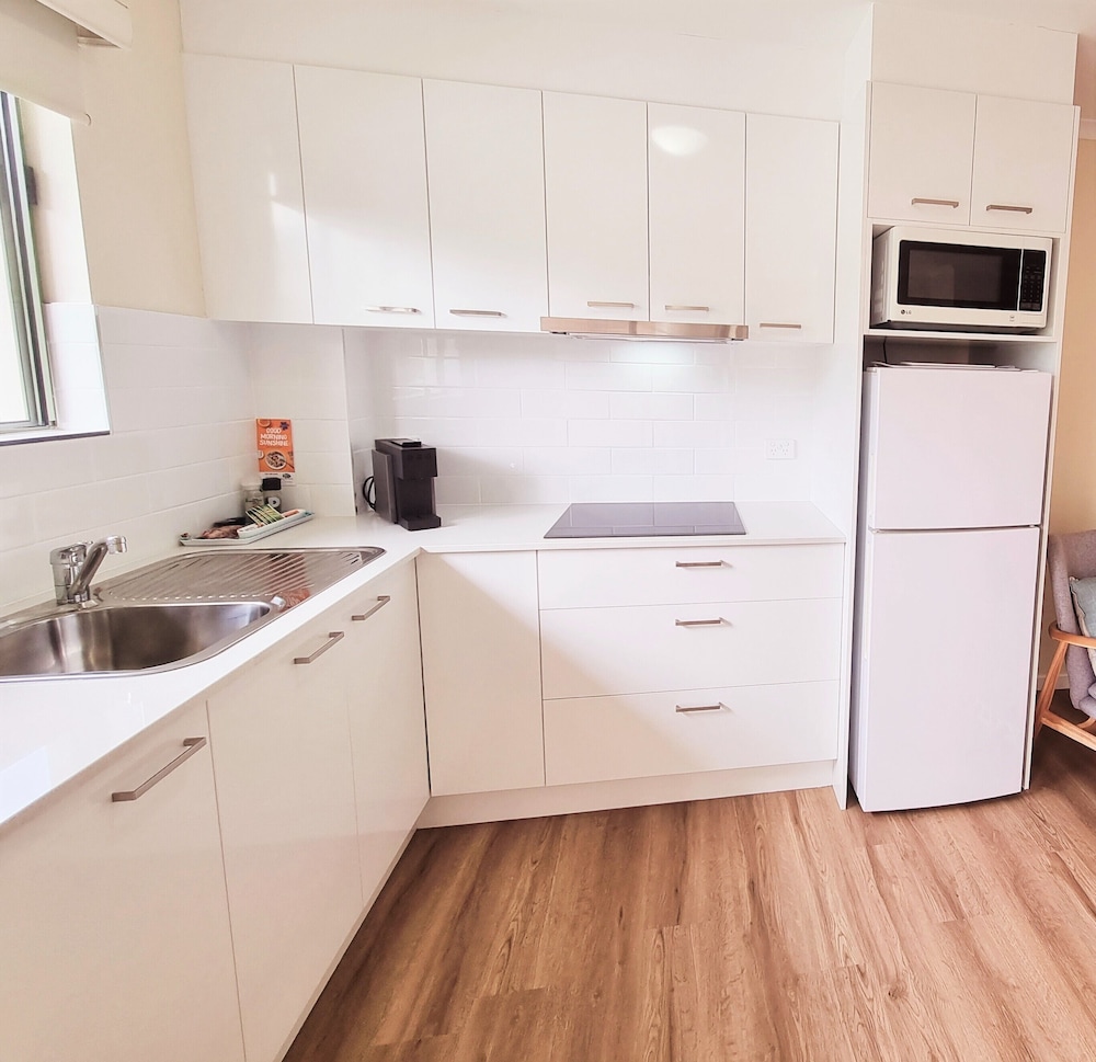 NOOSA RIVER RETREAT 4/23