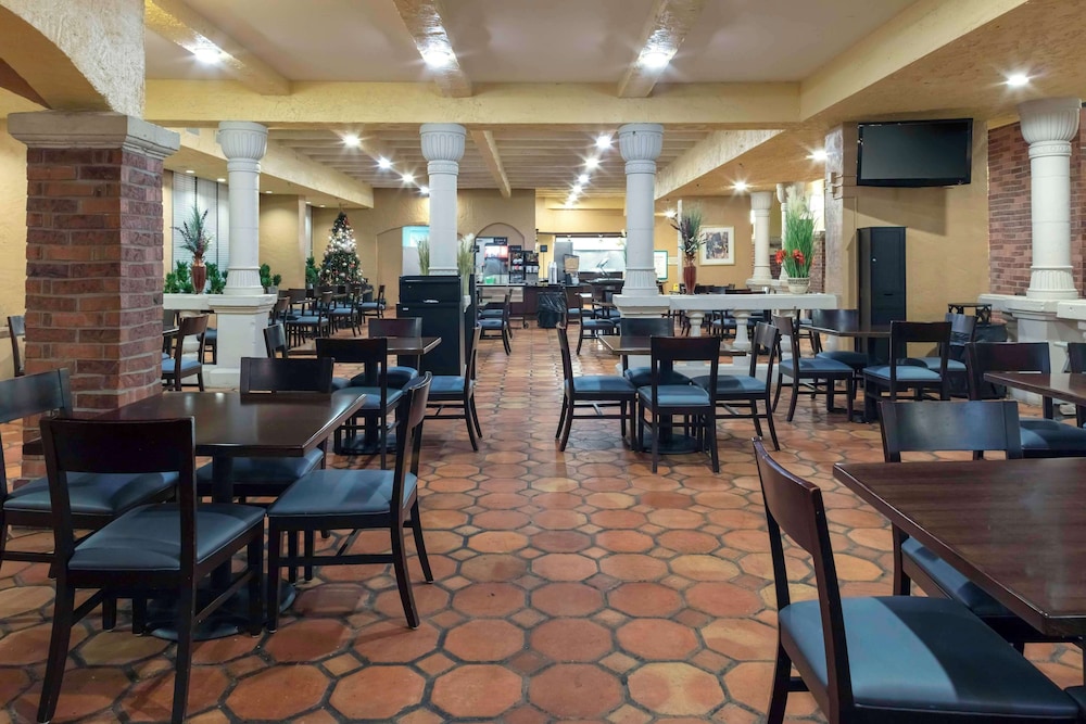 Embassy Suites by Hilton Kansas City Plaza 43/64
