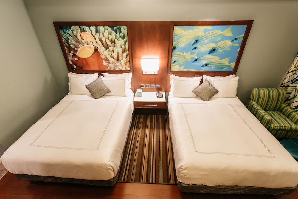 Surfrider Resort Hotel 32/79