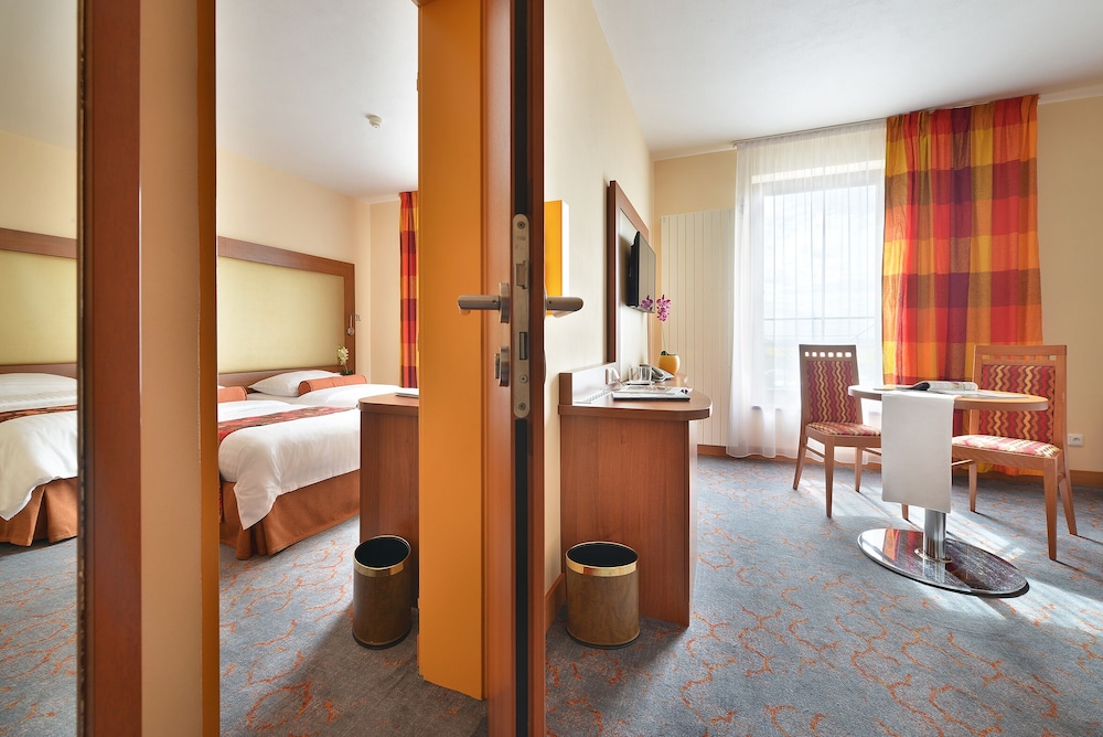 MAXIMILIAN LIFESTYLE RESORT 48/50