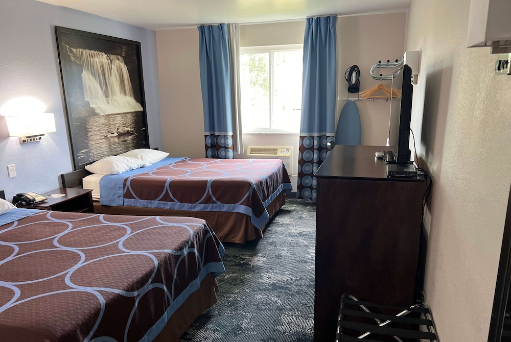 Super 8 by Wyndham Columbus IN 17/33