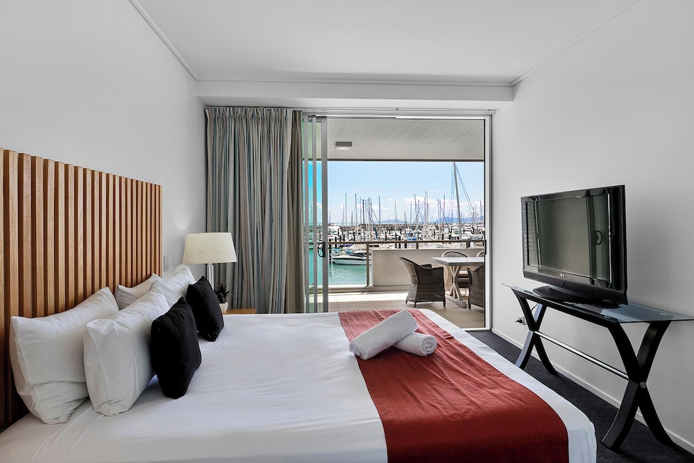 3 BEDROOMS, APARTMENT, WATER FRONT, 2 BATHROOMS