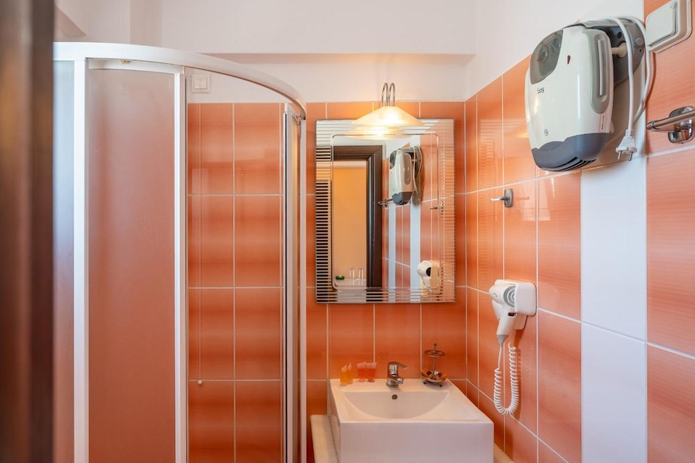 ROMANTICA HOTEL 25/65