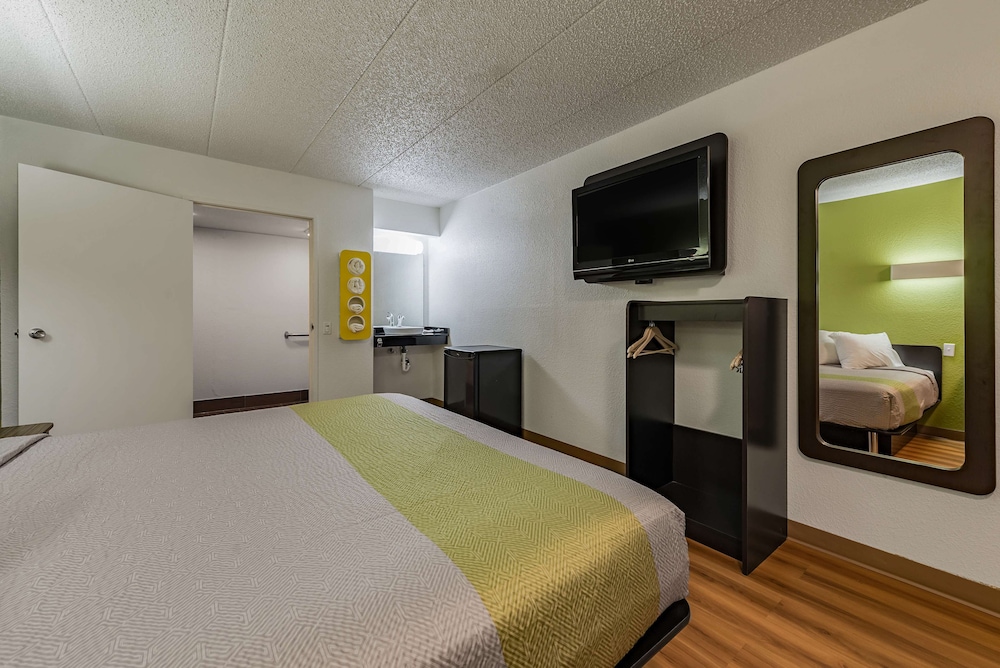 Days Inn by Wyndham Cincinnati I-71 12/28