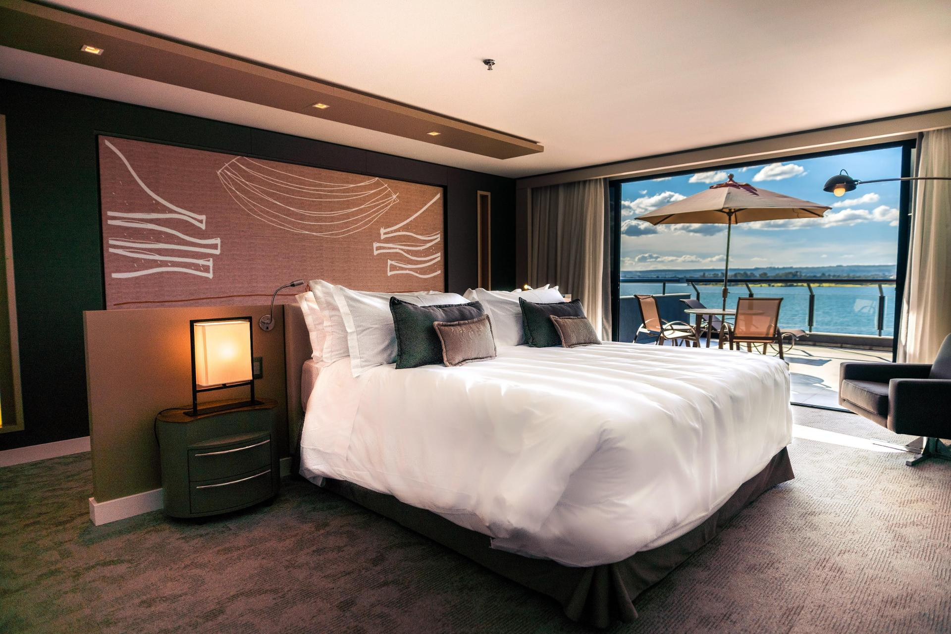 Deluxe, Lake View