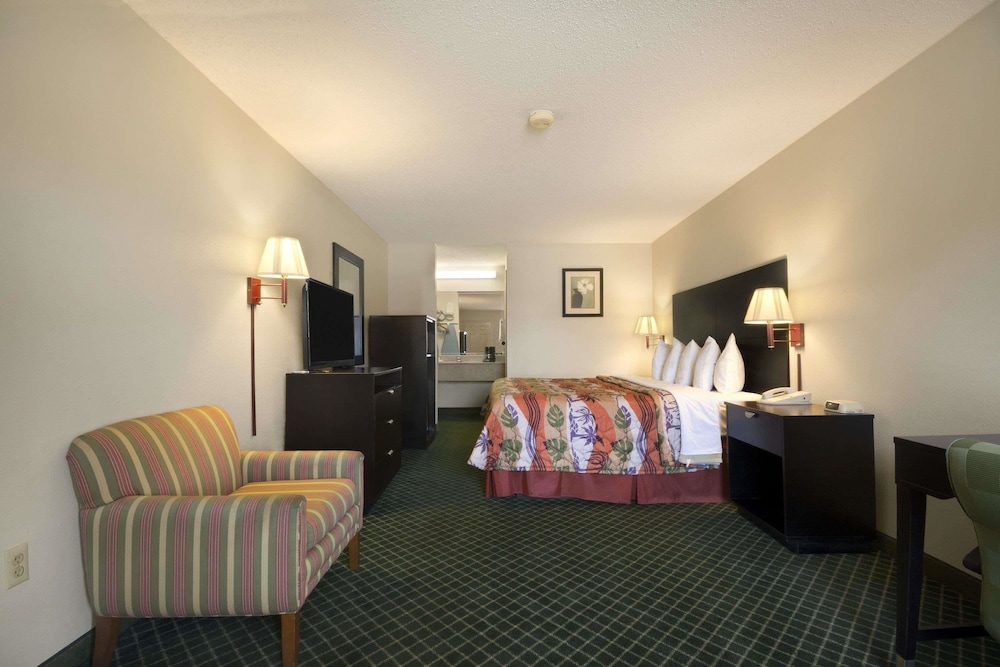 Days Inn by Wyndham Alma 24/41