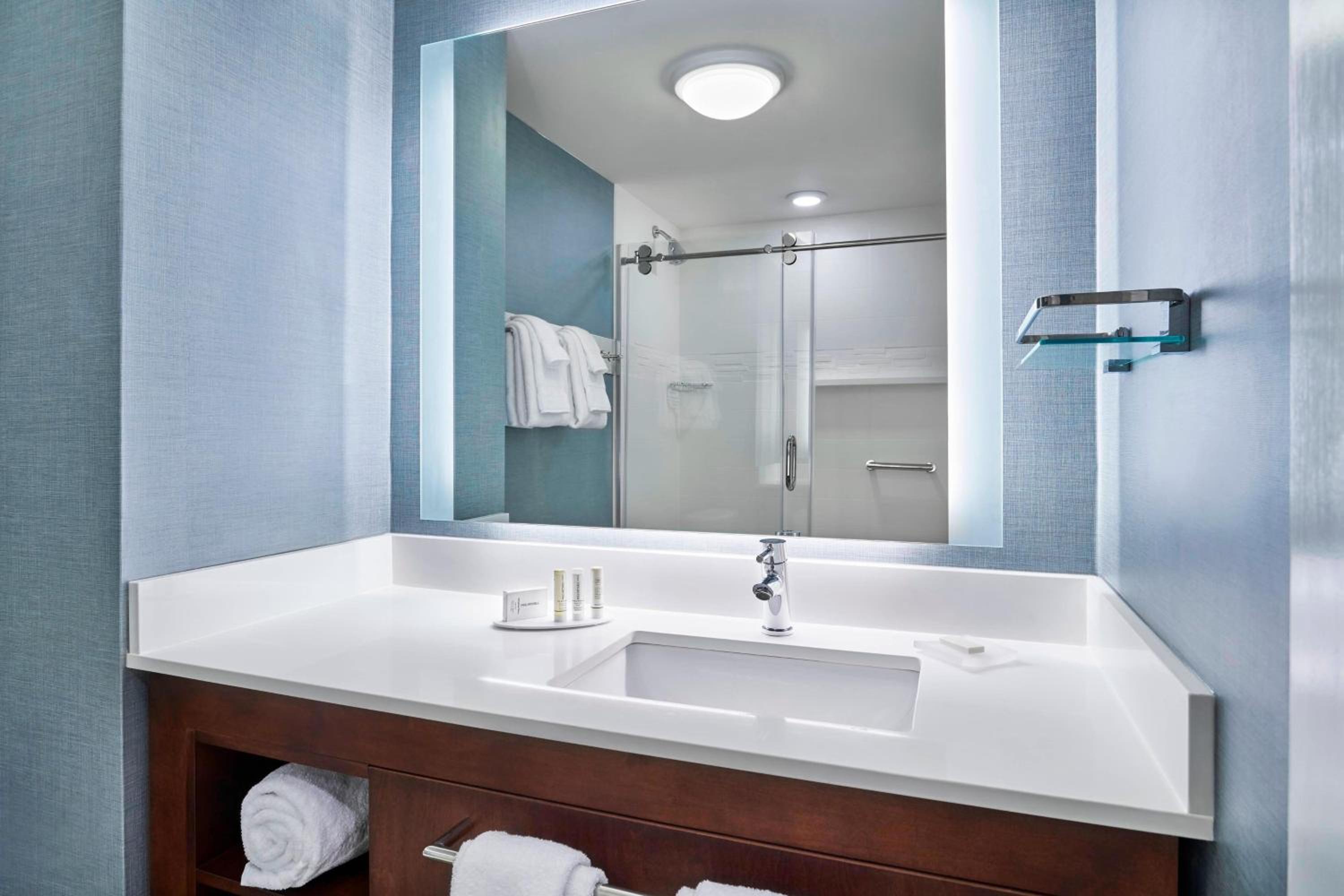 Suite, King Bed, Sofa, Balcony, High Floor 5/8