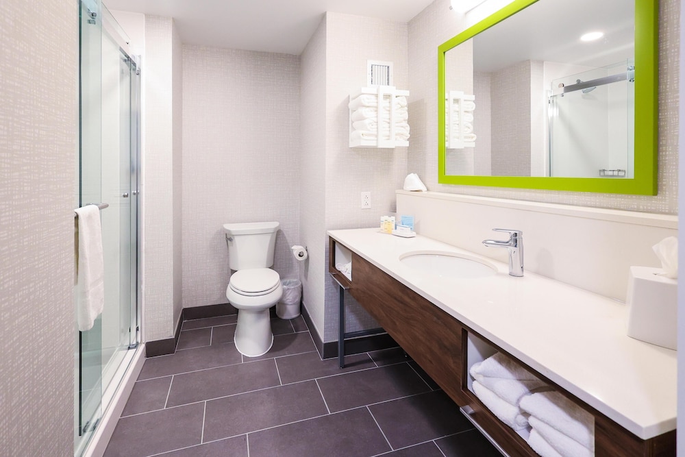 غرفة بسرير كينج مع أريكة، Hampton Inn Rehoboth Beach 9/10