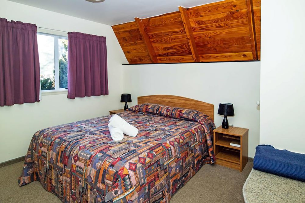 Mountain Chalets Motel 10/53