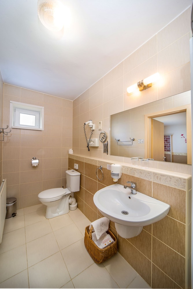 Hotel Piroska Buk 49/50